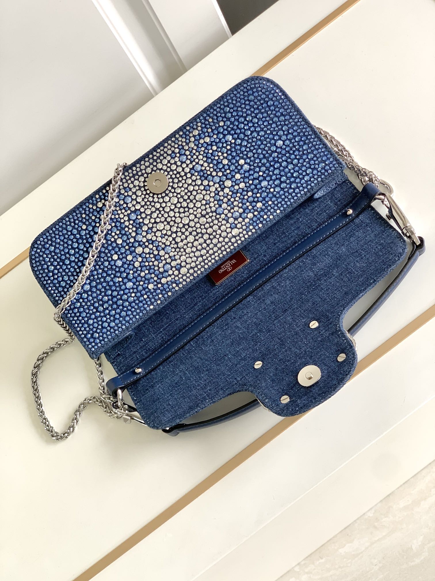 🆕🆕VALENTINO GARAVANI Mini Loco牛仔布手袋饰有仿水晶和VLOGOSIGNAT