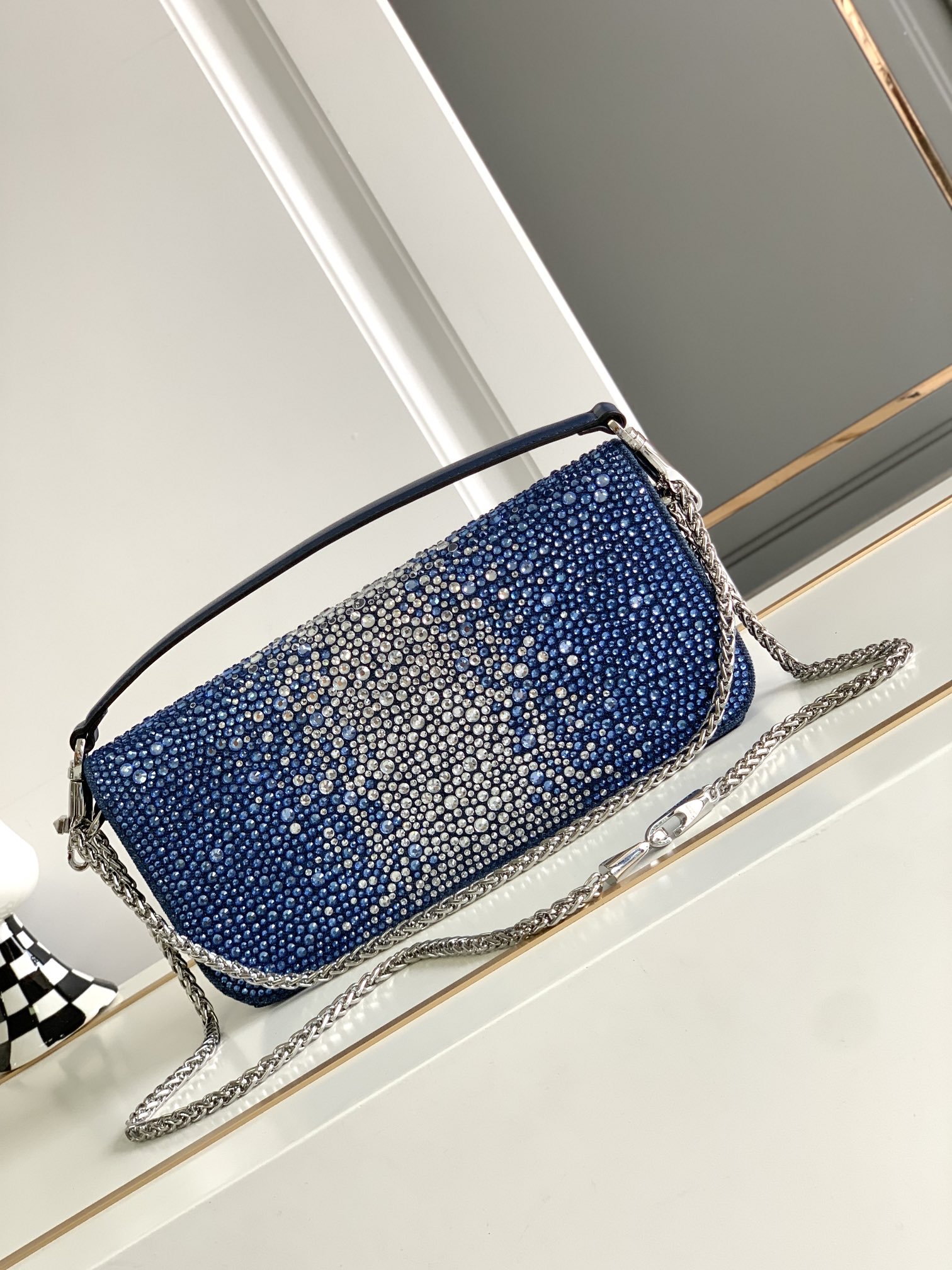🆕🆕VALENTINO GARAVANI Mini Loco牛仔布手袋饰有仿水晶和VLOGOSIGNAT