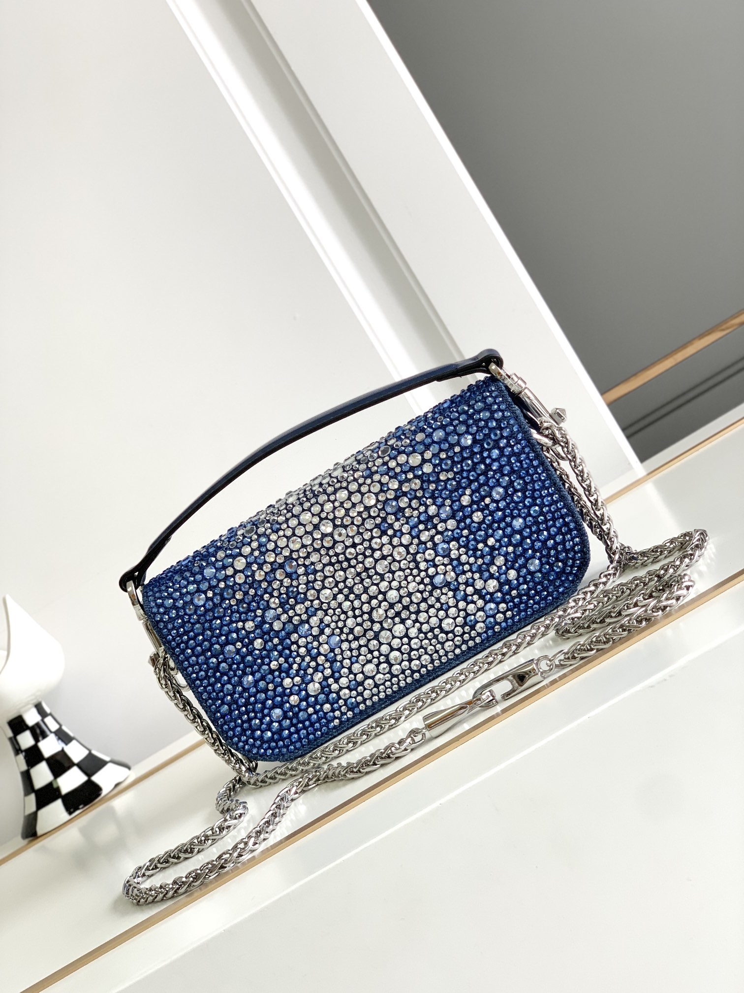 🆕🆕VALENTINO GARAVANI Mini Loco牛仔布手袋饰有仿水晶和VLOGOSIGNAT