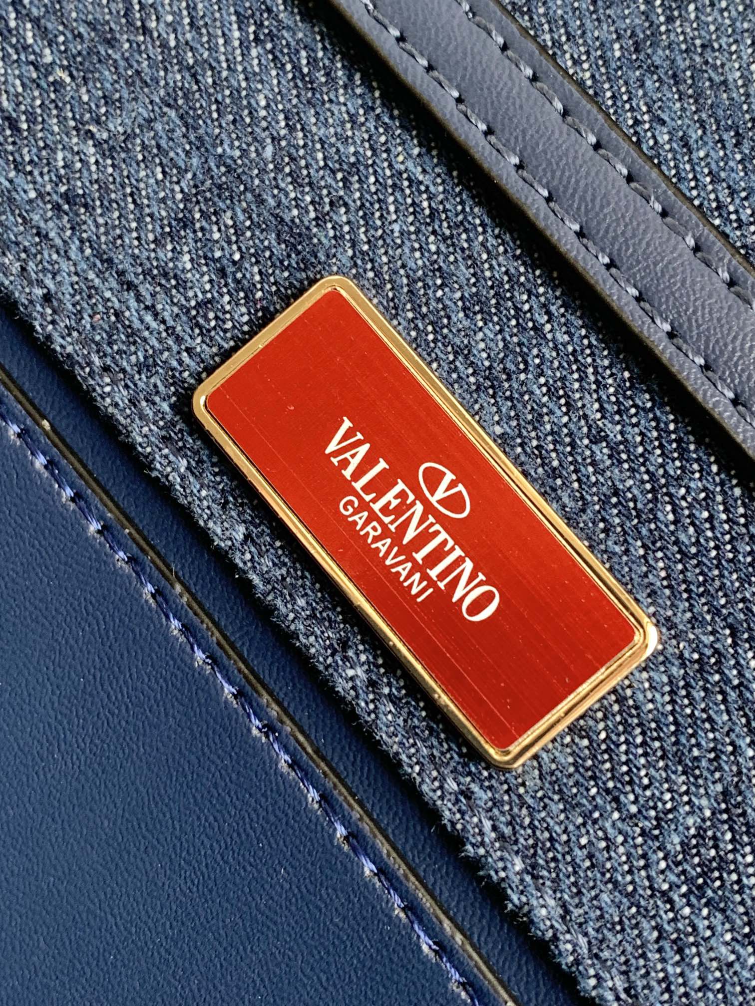 🆕🆕VALENTINO GARAVANI Mini Loco牛仔布手袋饰有仿水晶和VLOGOSIGNAT