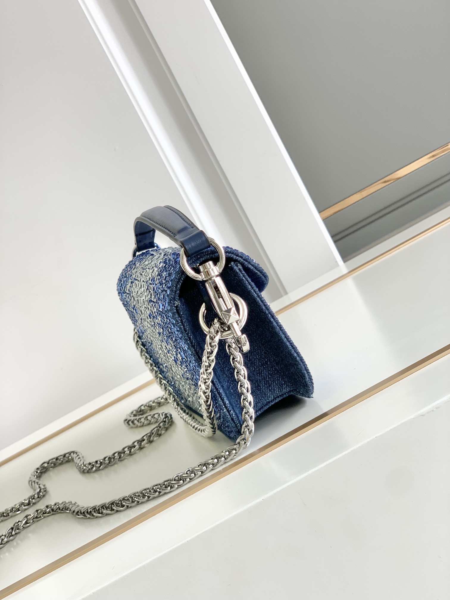🆕🆕VALENTINO GARAVANI Mini Loco牛仔布手袋饰有仿水晶和VLOGOSIGNAT