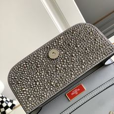 ✨✨🆕🆕VALENTINO GARAVANI Mini Loco手袋饰有施华洛世奇仿水晶✨✨和VLOGO ✨✨🆕🆕VALENTINO GARAVANI Mini Loco手袋饰有施华洛世奇仿水晶✨✨和VLOGO