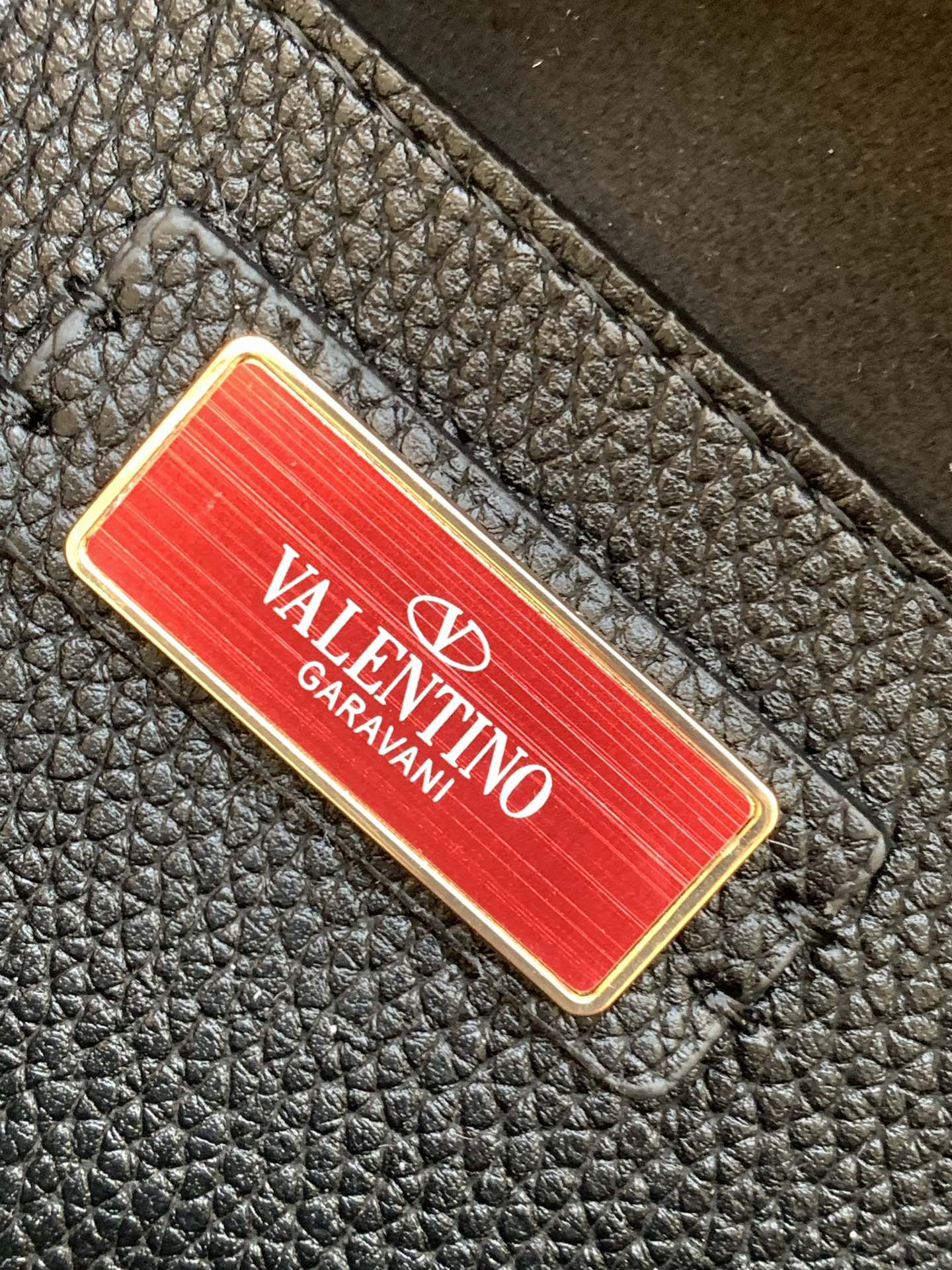 🆕爆款回货❤柔软粒面小牛皮手袋，饰有金属VLOGO SIGNATURE 细节。得益于可拆卸提手和皮革肩带