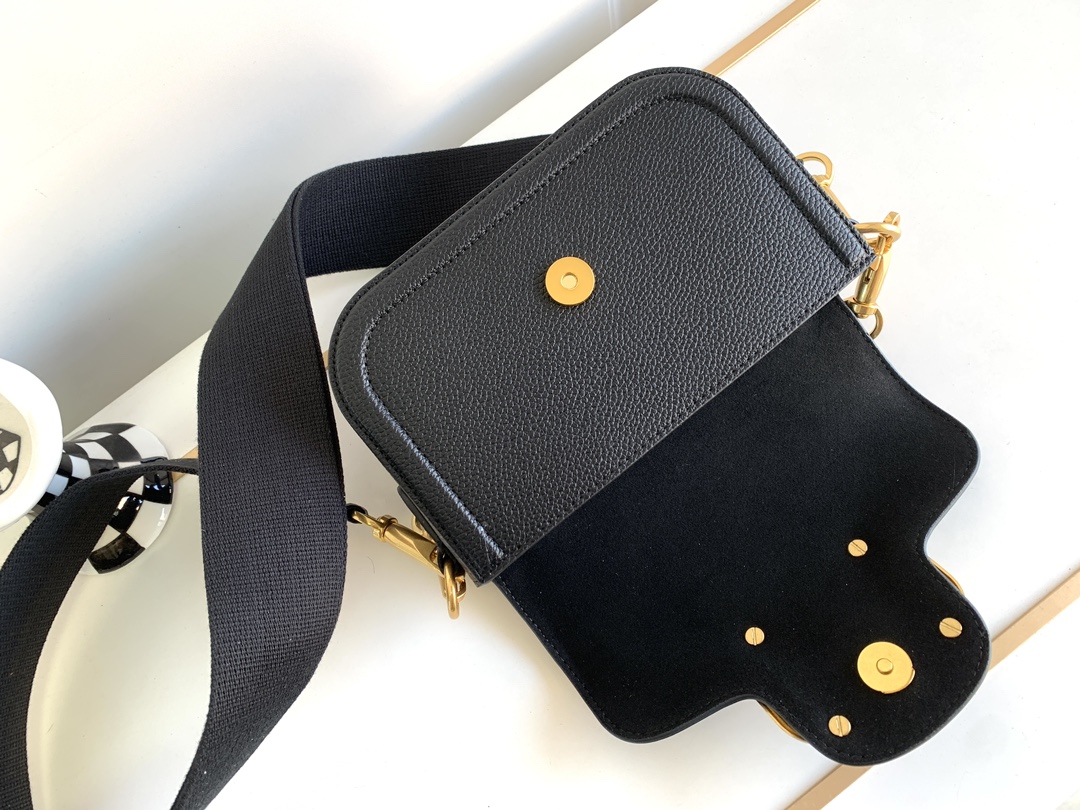 🆕爆款回货❤柔软粒面小牛皮手袋，饰有金属VLOGO SIGNATURE 细节。得益于可拆卸提手和皮革肩带