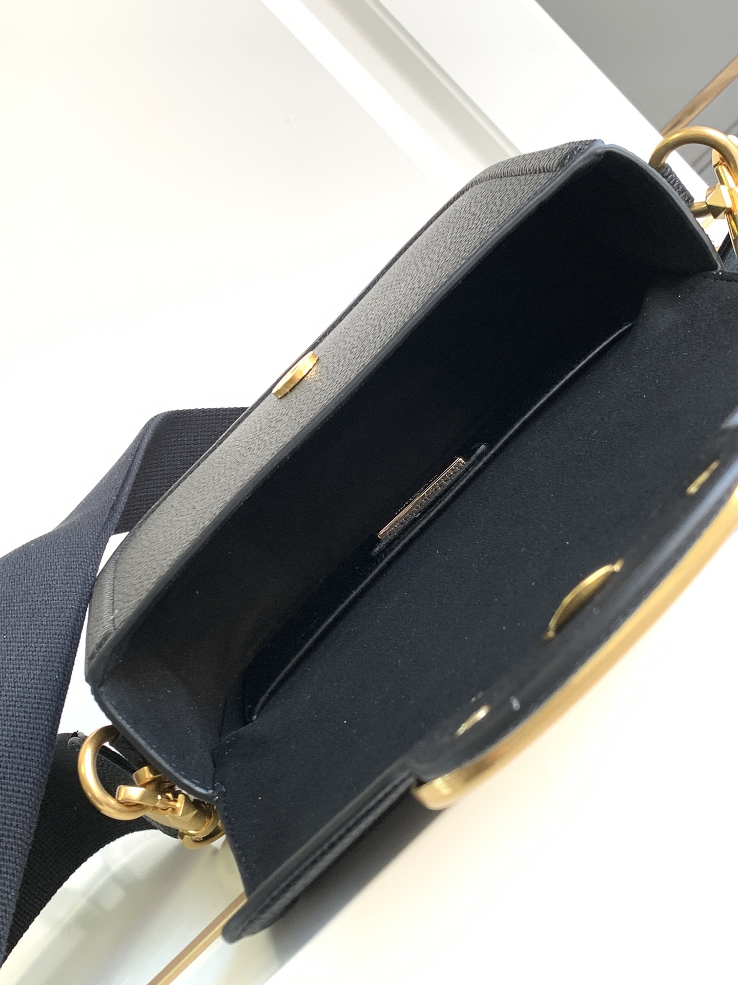 🆕爆款回货❤柔软粒面小牛皮手袋，饰有金属VLOGO SIGNATURE 细节。得益于可拆卸提手和皮革肩带