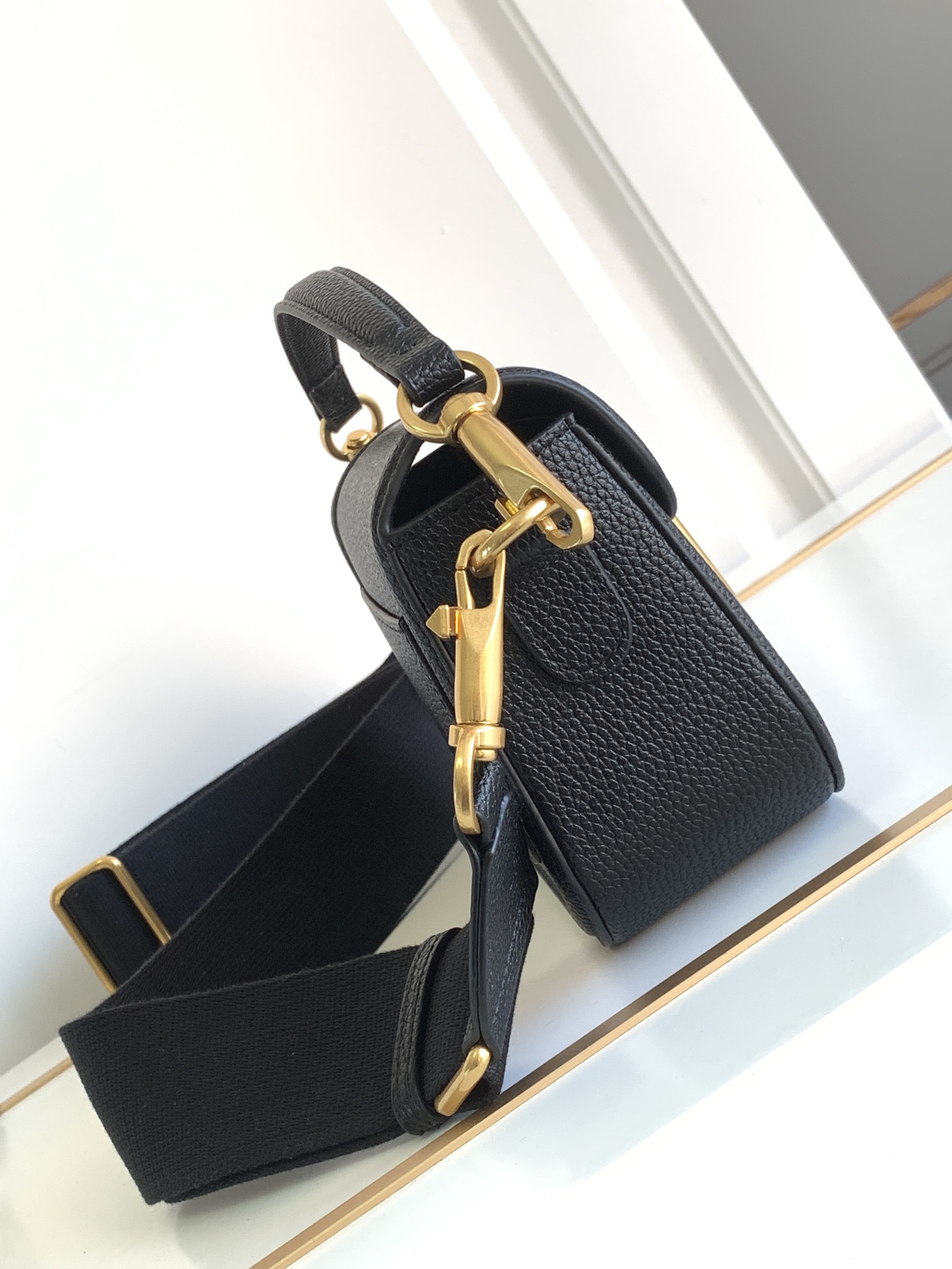 🆕爆款回货❤柔软粒面小牛皮手袋，饰有金属VLOGO SIGNATURE 细节。得益于可拆卸提手和皮革肩带