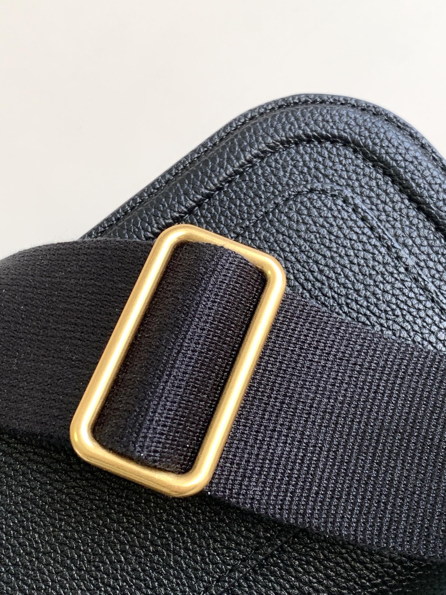 🆕爆款回货❤柔软粒面小牛皮手袋，饰有金属VLOGO SIGNATURE 细节。得益于可拆卸提手和皮革肩带