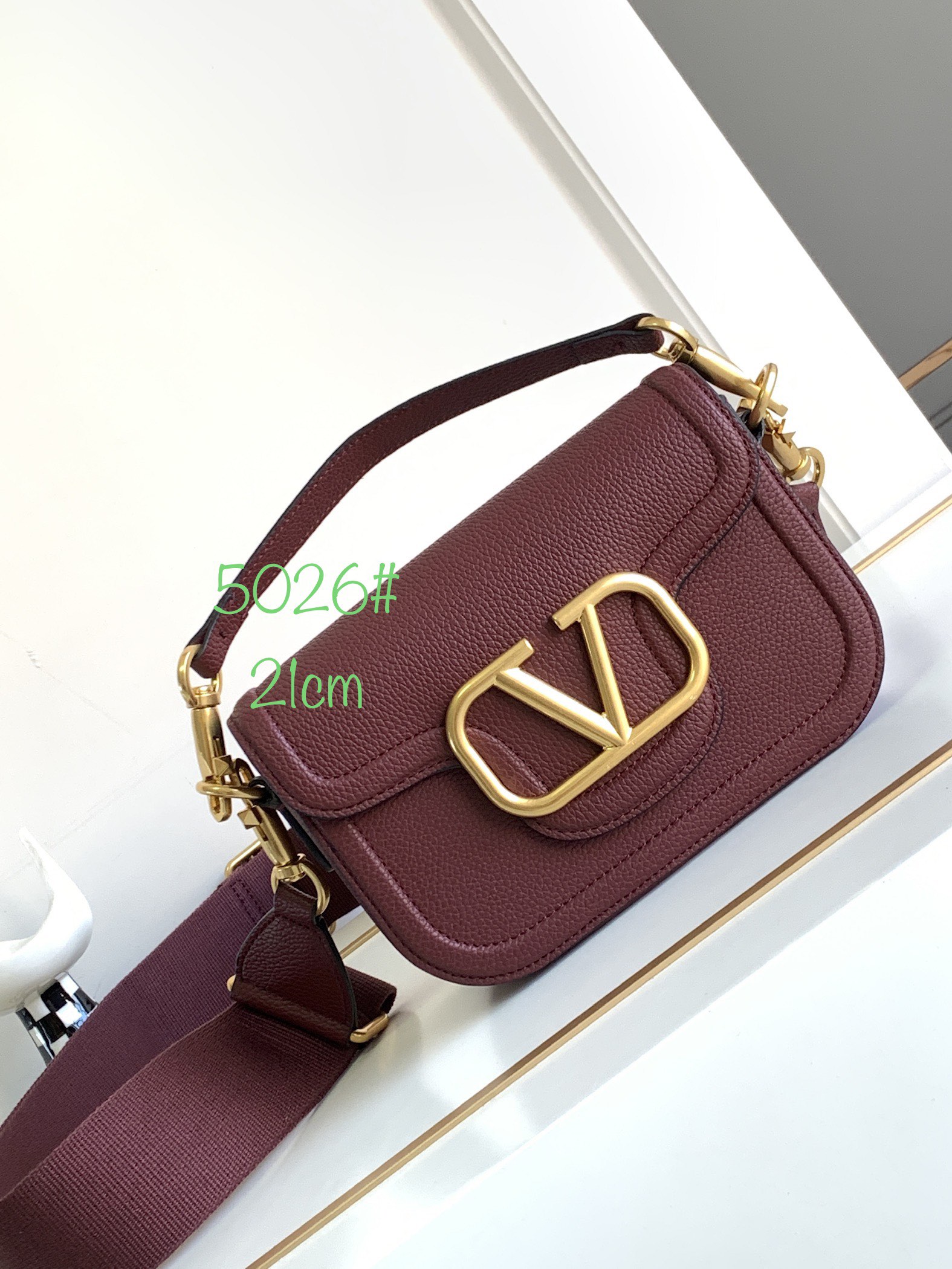 🆕爆款回货❤柔软粒面小牛皮手袋，饰有金属VLOGO SIGNATURE 细节。得益于可拆卸提手和皮革肩带