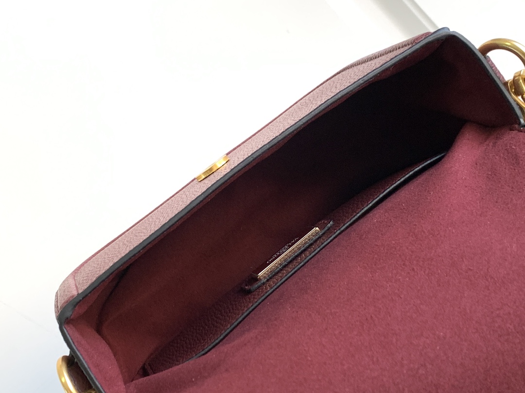 🆕爆款回货❤柔软粒面小牛皮手袋，饰有金属VLOGO SIGNATURE 细节。得益于可拆卸提手和皮革肩带