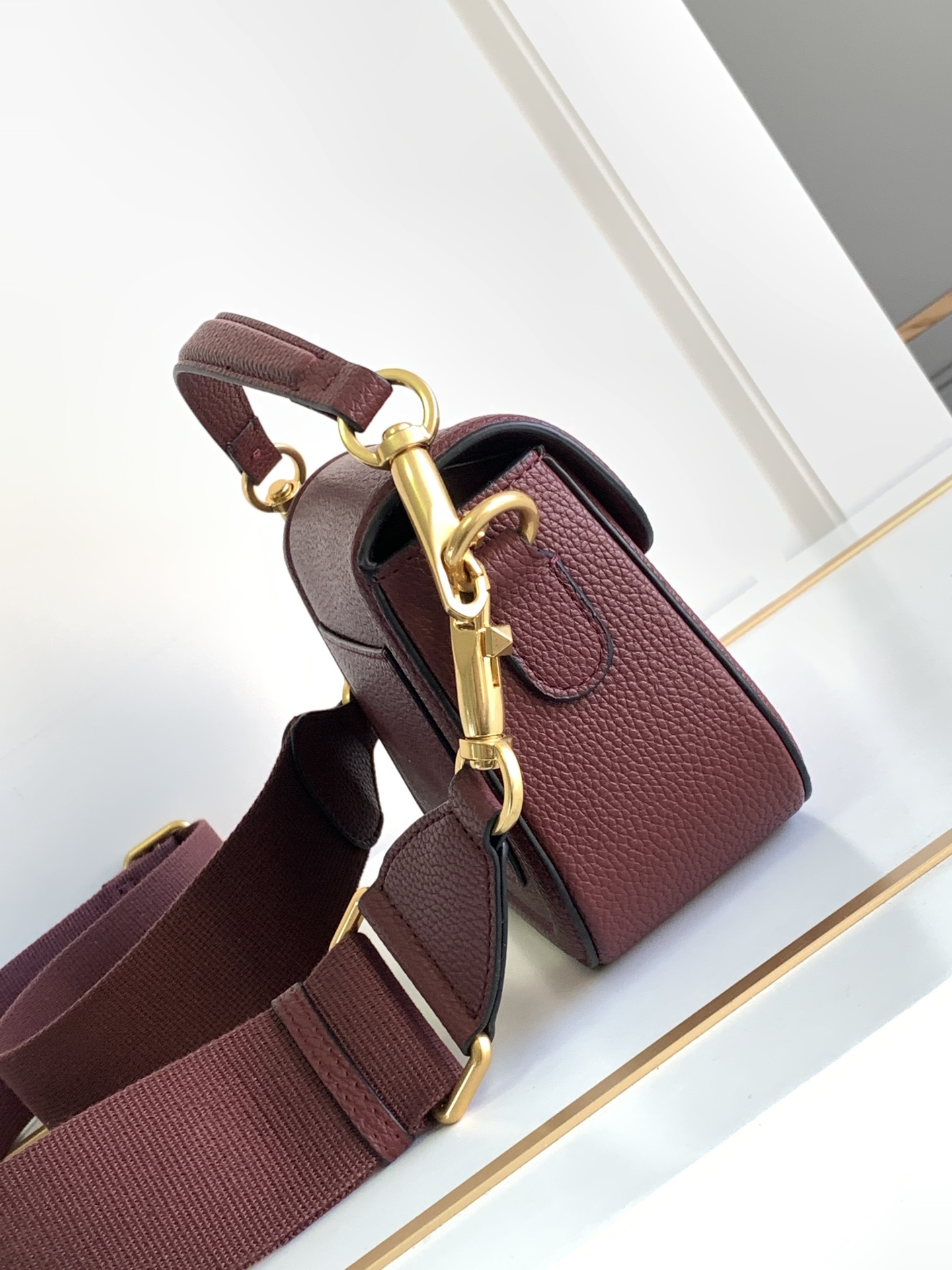 🆕爆款回货❤柔软粒面小牛皮手袋，饰有金属VLOGO SIGNATURE 细节。得益于可拆卸提手和皮革肩带