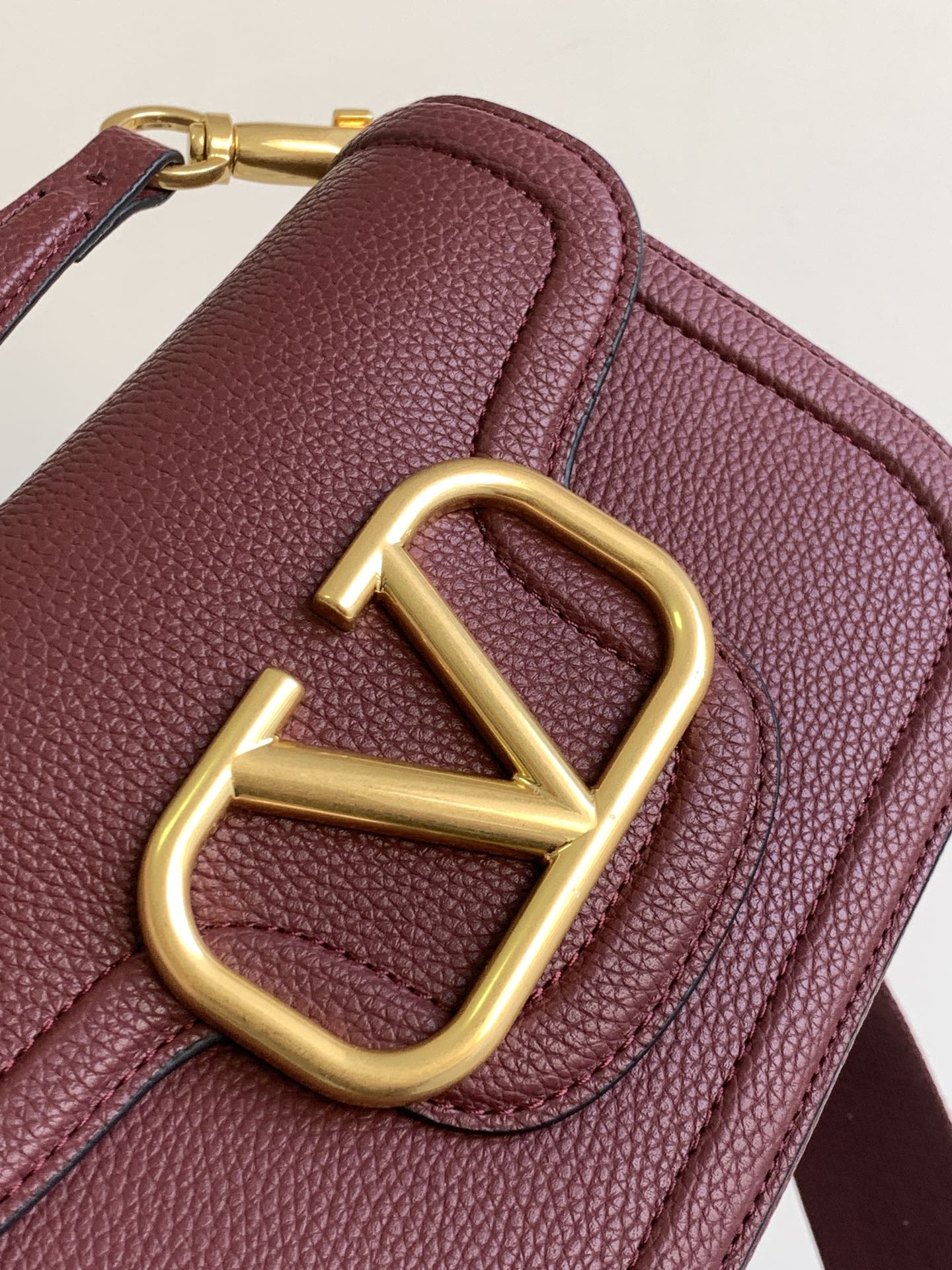 🆕爆款回货❤柔软粒面小牛皮手袋，饰有金属VLOGO SIGNATURE 细节。得益于可拆卸提手和皮革肩带