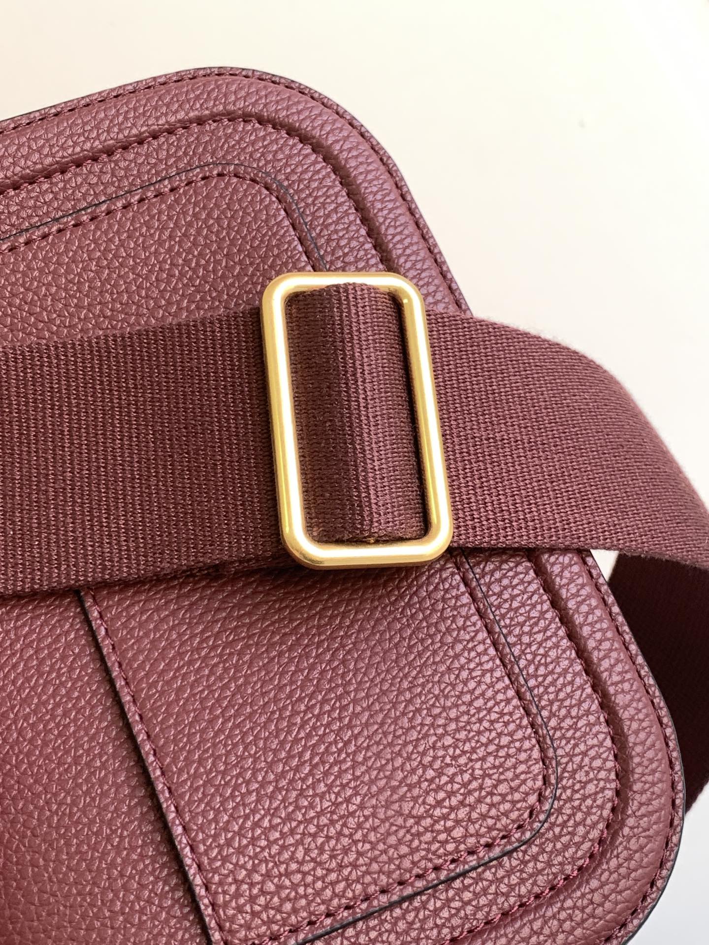 🆕爆款回货❤柔软粒面小牛皮手袋，饰有金属VLOGO SIGNATURE 细节。得益于可拆卸提手和皮革肩带