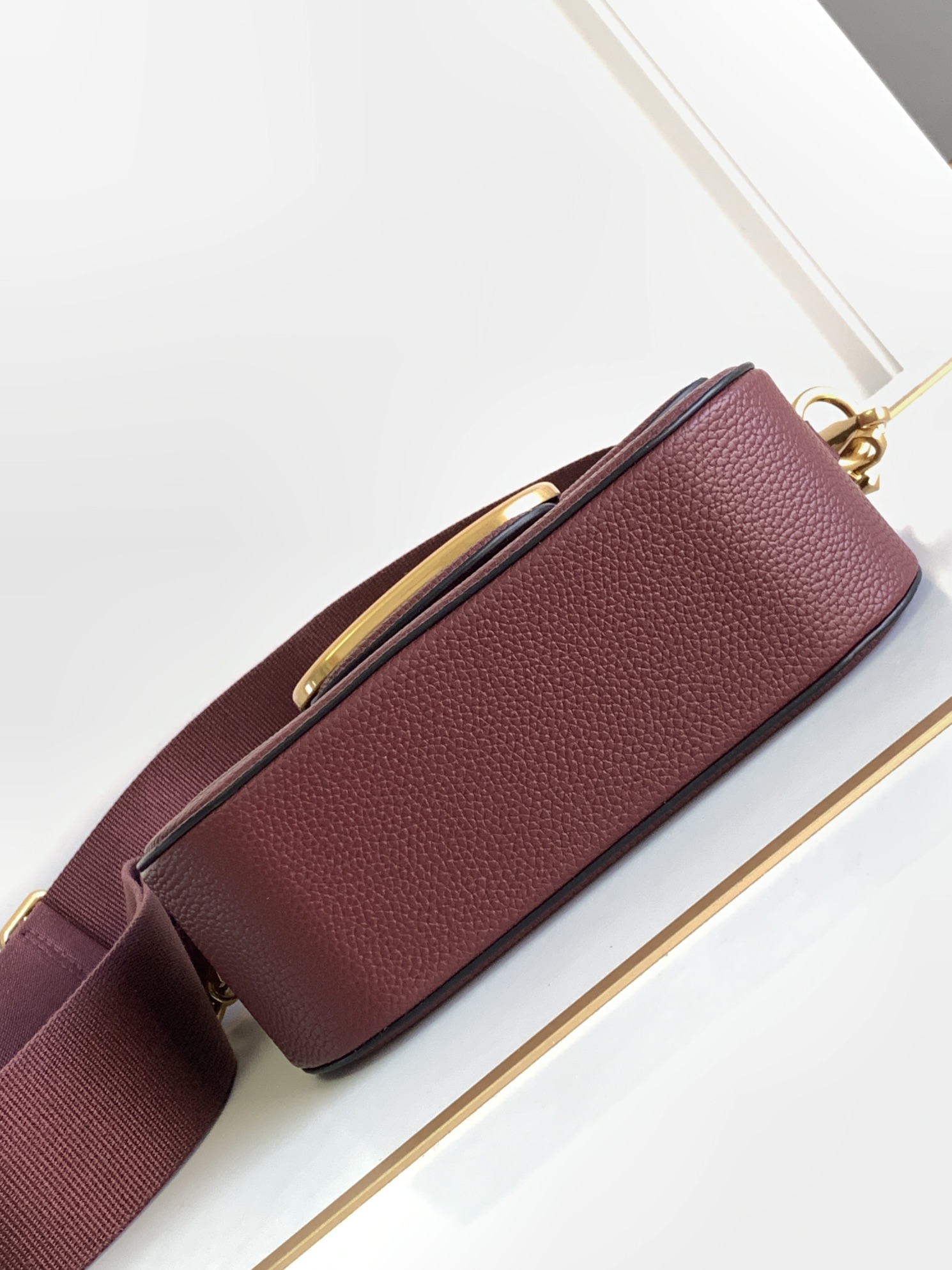 🆕爆款回货❤柔软粒面小牛皮手袋，饰有金属VLOGO SIGNATURE 细节。得益于可拆卸提手和皮革肩带