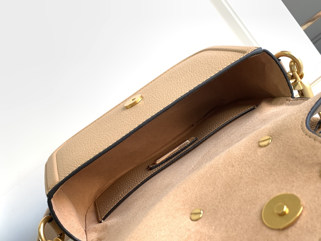 🆕爆款回货❤柔软粒面小牛皮手袋，饰有金属VLOGO SIGNATURE 细节。得益于可拆卸提手和皮革肩带