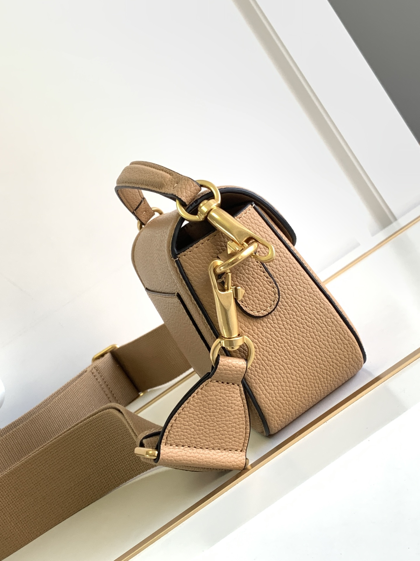 🆕爆款回货❤柔软粒面小牛皮手袋，饰有金属VLOGO SIGNATURE 细节。得益于可拆卸提手和皮革肩带