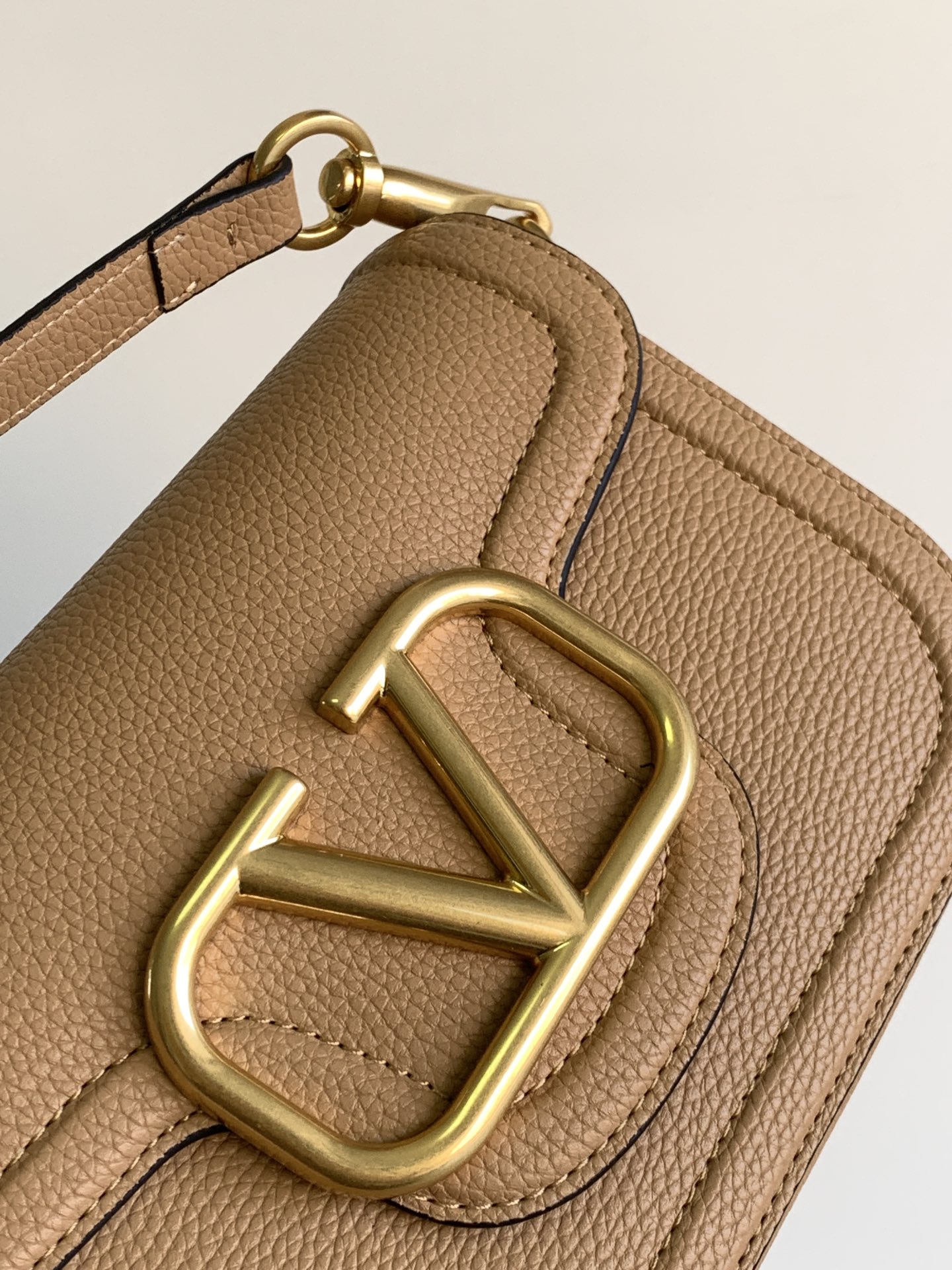 🆕爆款回货❤柔软粒面小牛皮手袋，饰有金属VLOGO SIGNATURE 细节。得益于可拆卸提手和皮革肩带