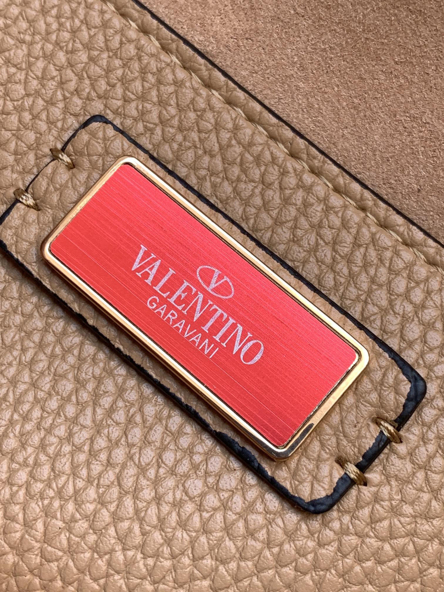 🆕爆款回货❤柔软粒面小牛皮手袋，饰有金属VLOGO SIGNATURE 细节。得益于可拆卸提手和皮革肩带