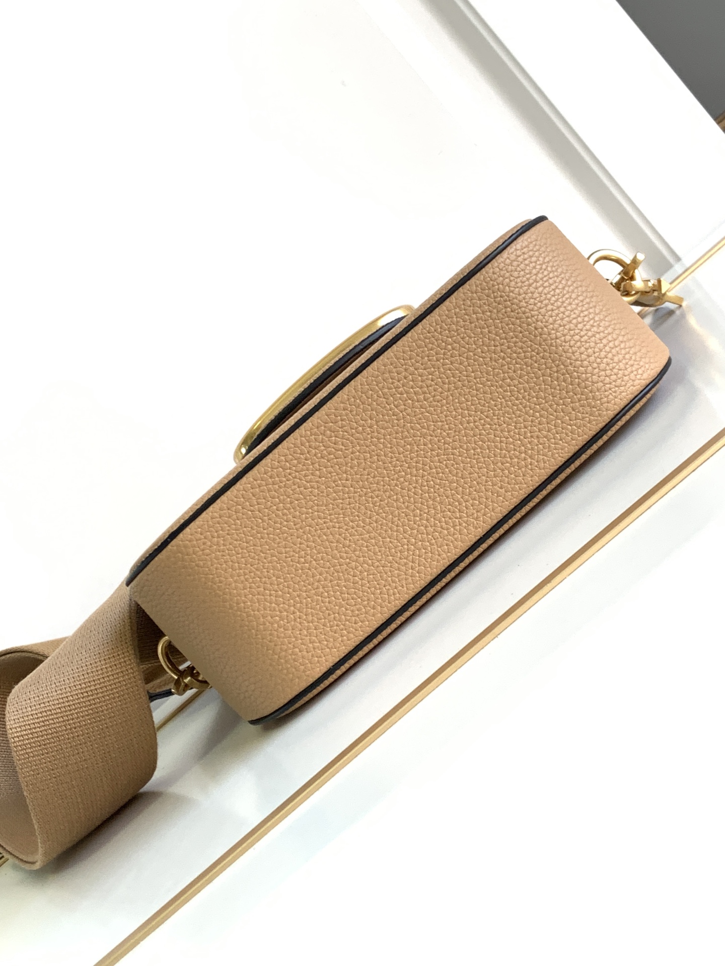 🆕爆款回货❤柔软粒面小牛皮手袋，饰有金属VLOGO SIGNATURE 细节。得益于可拆卸提手和皮革肩带