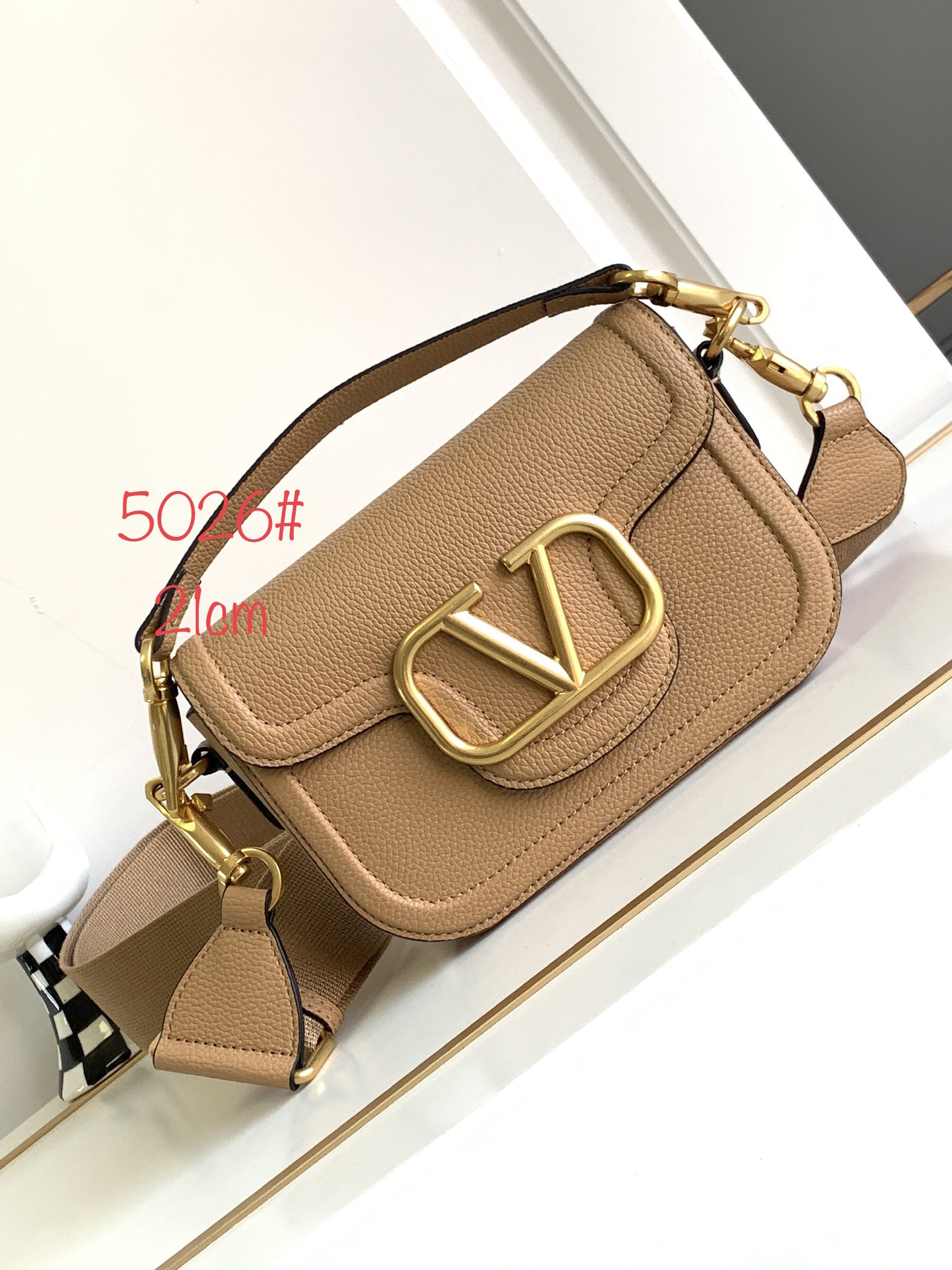 🆕爆款回货❤柔软粒面小牛皮手袋，饰有金属VLOGO SIGNATURE 细节。得益于可拆卸提手和皮革肩带