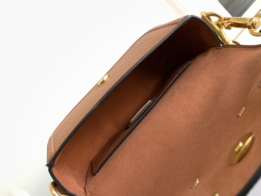 🆕爆款回货❤柔软粒面小牛皮手袋，饰有金属VLOGO SIGNATURE 细节。得益于可拆卸提手和皮革肩带