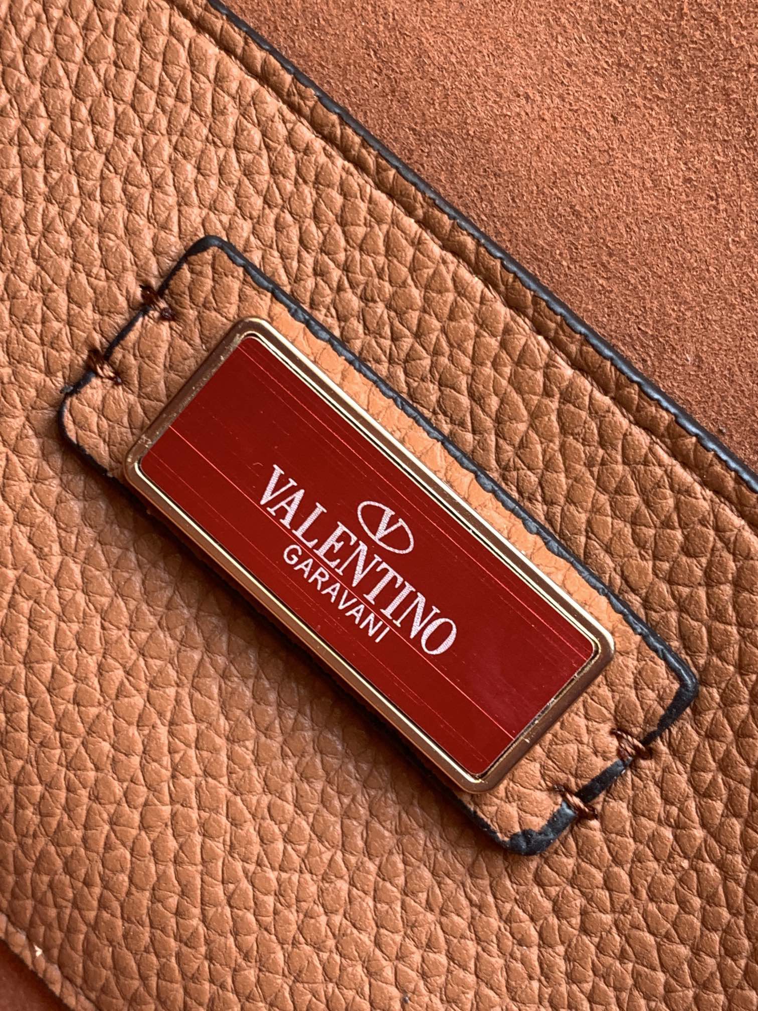 🆕爆款回货❤柔软粒面小牛皮手袋，饰有金属VLOGO SIGNATURE 细节。得益于可拆卸提手和皮革肩带