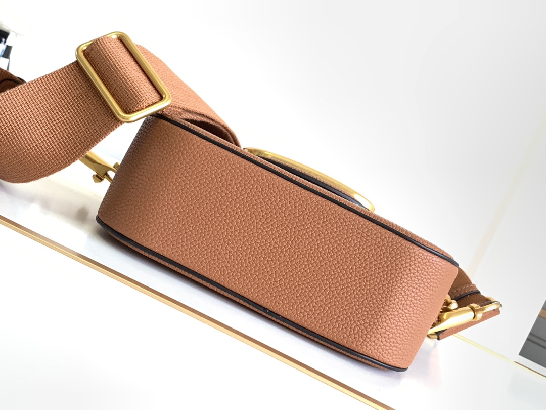 🆕爆款回货❤柔软粒面小牛皮手袋，饰有金属VLOGO SIGNATURE 细节。得益于可拆卸提手和皮革肩带