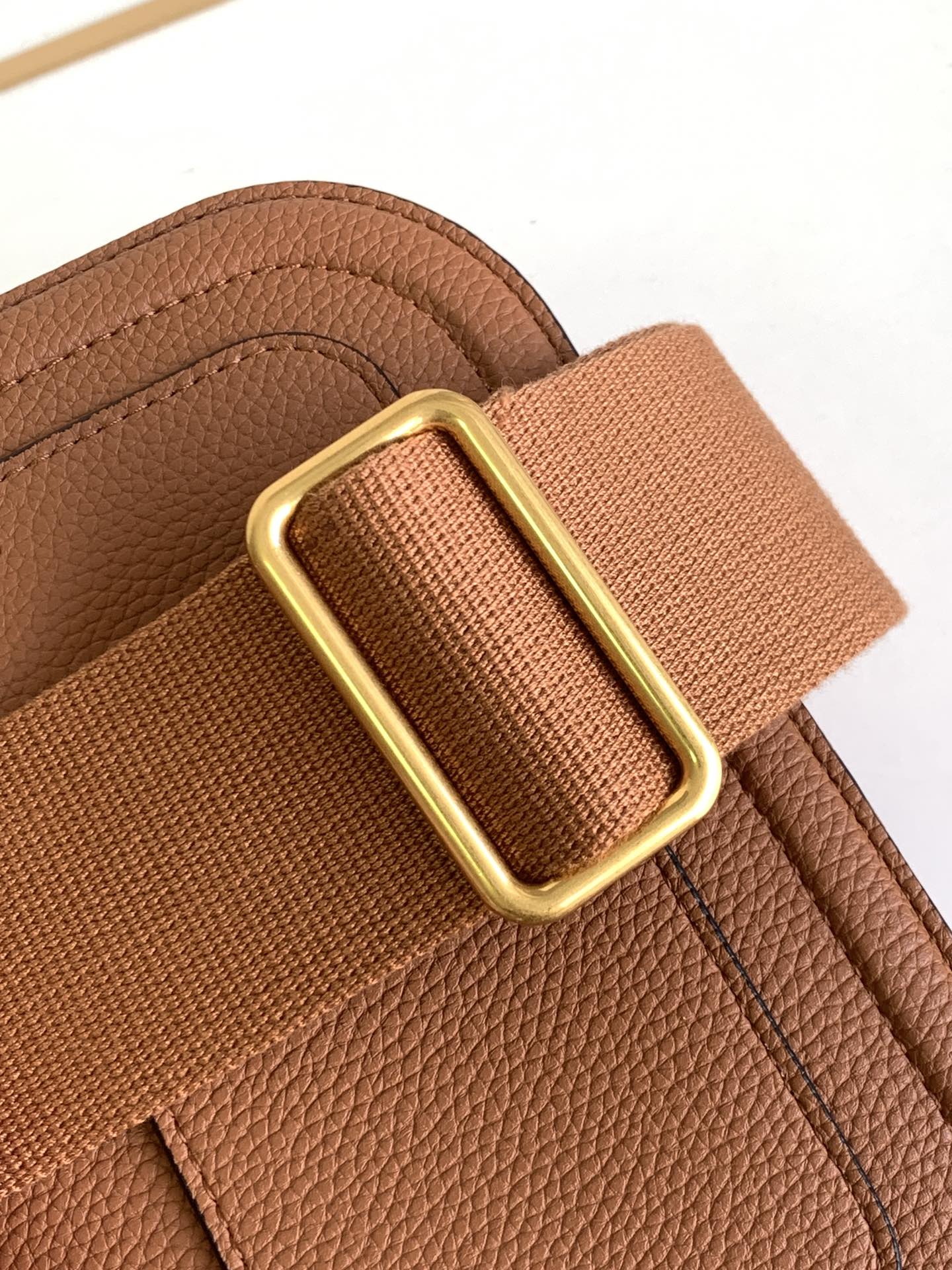 🆕爆款回货❤柔软粒面小牛皮手袋，饰有金属VLOGO SIGNATURE 细节。得益于可拆卸提手和皮革肩带