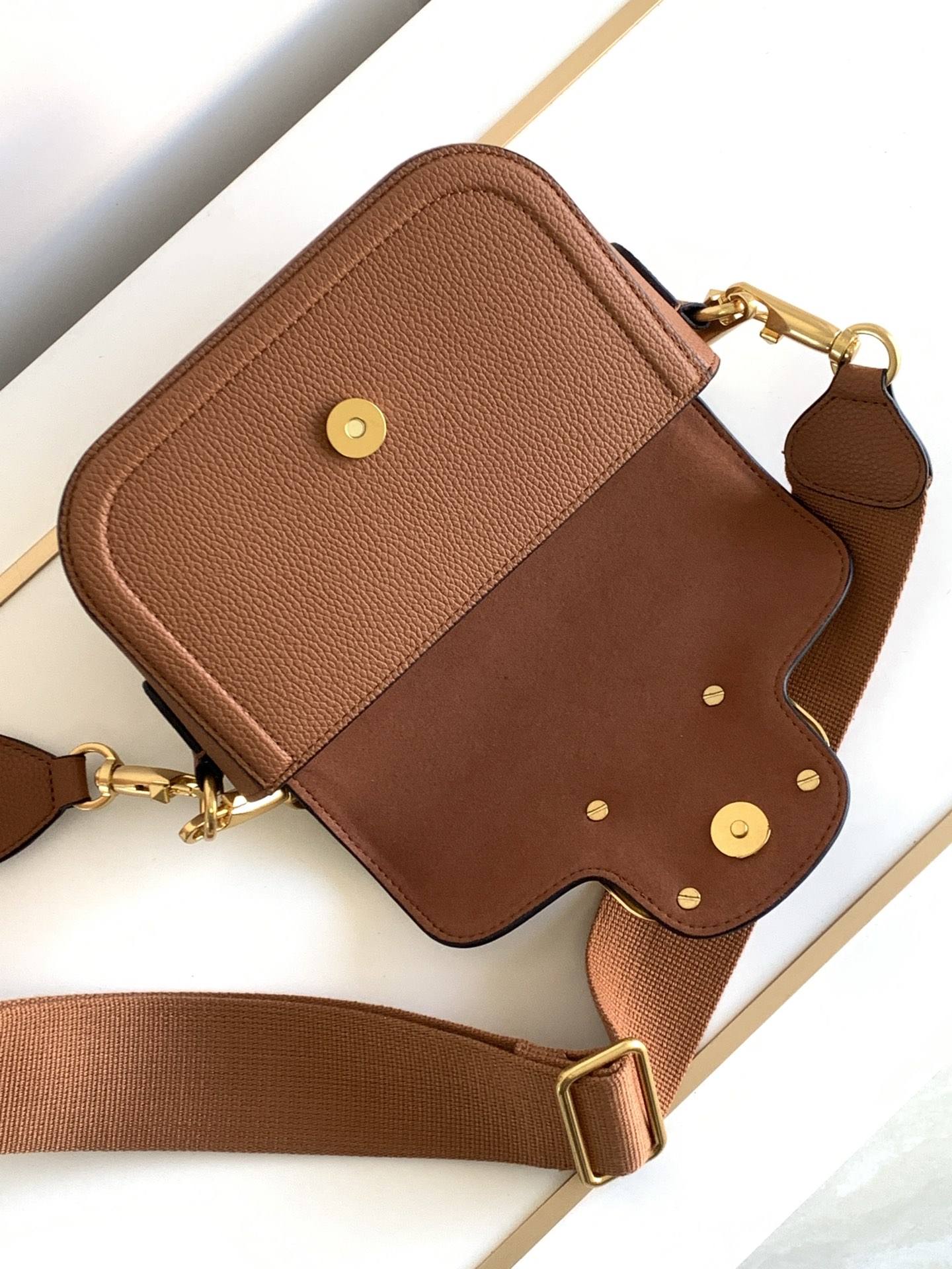 🆕爆款回货❤柔软粒面小牛皮手袋，饰有金属VLOGO SIGNATURE 细节。得益于可拆卸提手和皮革肩带