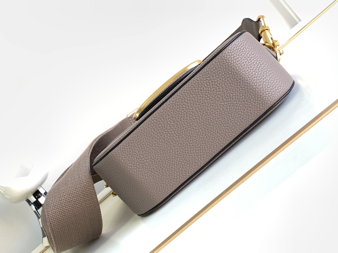 🆕爆款回货❤柔软粒面小牛皮手袋，饰有金属VLOGO SIGNATURE 细节。得益于可拆卸提手和皮革肩带