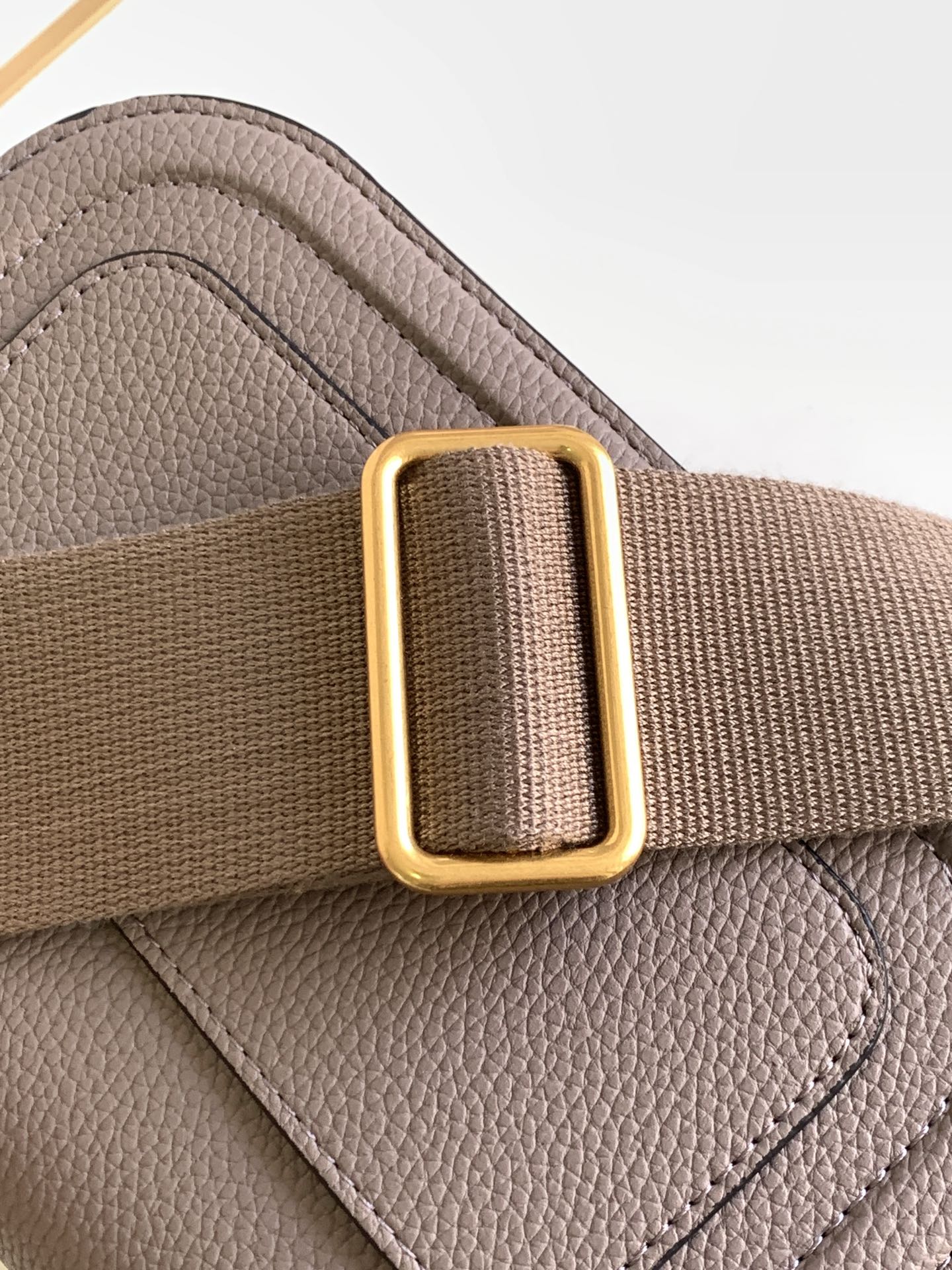 🆕爆款回货❤柔软粒面小牛皮手袋，饰有金属VLOGO SIGNATURE 细节。得益于可拆卸提手和皮革肩带