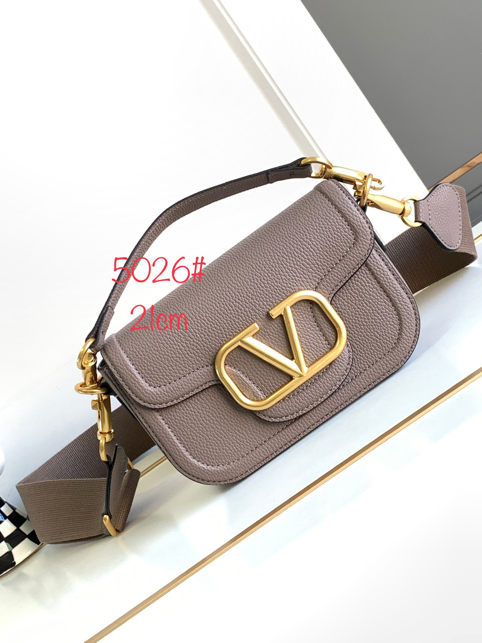 🆕爆款回货❤柔软粒面小牛皮手袋，饰有金属VLOGO SIGNATURE 细节。得益于可拆卸提手和皮革肩带