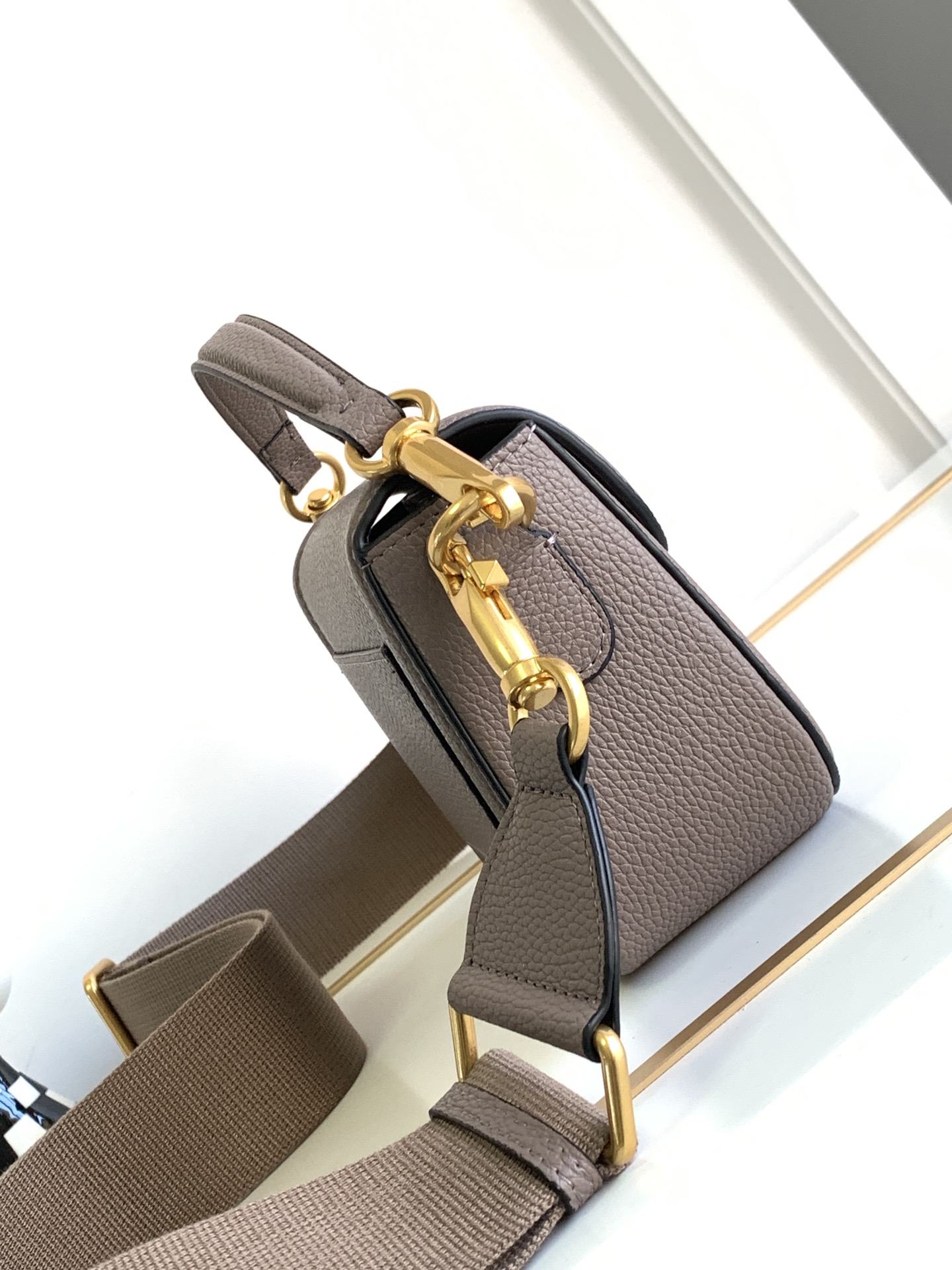 🆕爆款回货❤柔软粒面小牛皮手袋，饰有金属VLOGO SIGNATURE 细节。得益于可拆卸提手和皮革肩带