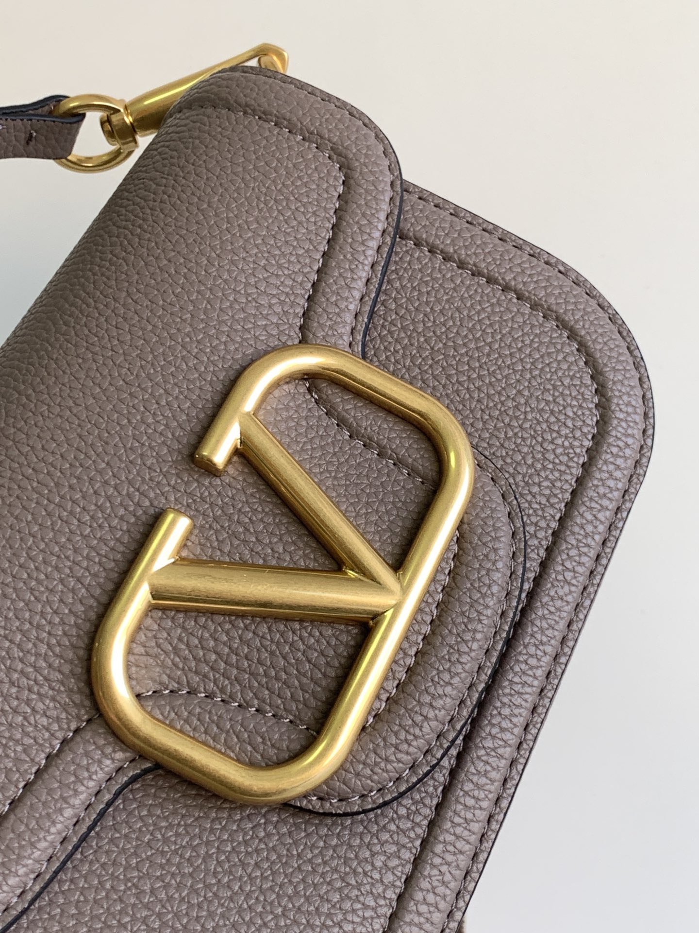 🆕爆款回货❤柔软粒面小牛皮手袋，饰有金属VLOGO SIGNATURE 细节。得益于可拆卸提手和皮革肩带