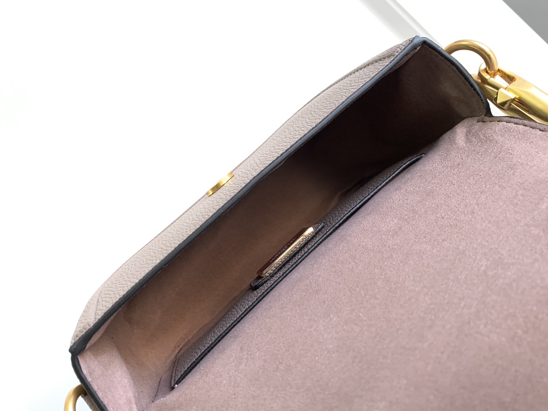 🆕爆款回货❤柔软粒面小牛皮手袋，饰有金属VLOGO SIGNATURE 细节。得益于可拆卸提手和皮革肩带