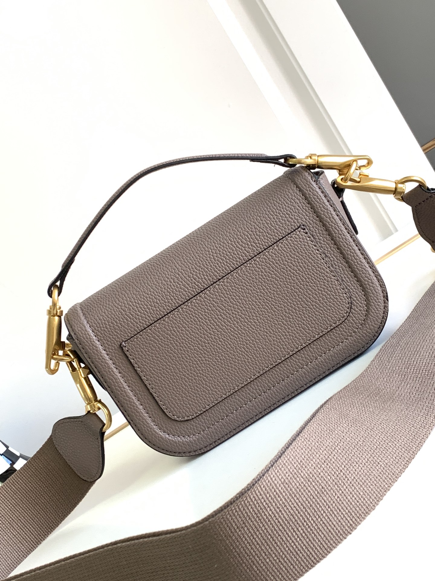 🆕爆款回货❤柔软粒面小牛皮手袋，饰有金属VLOGO SIGNATURE 细节。得益于可拆卸提手和皮革肩带