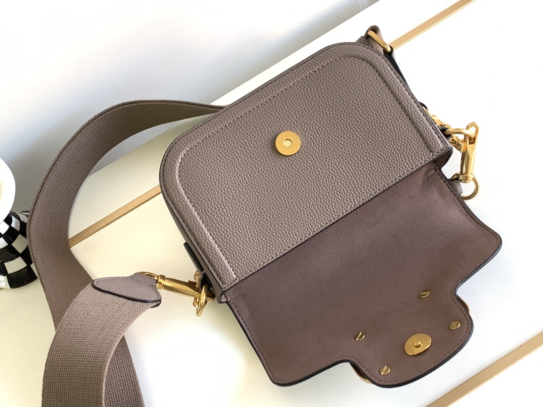 🆕爆款回货❤柔软粒面小牛皮手袋，饰有金属VLOGO SIGNATURE 细节。得益于可拆卸提手和皮革肩带