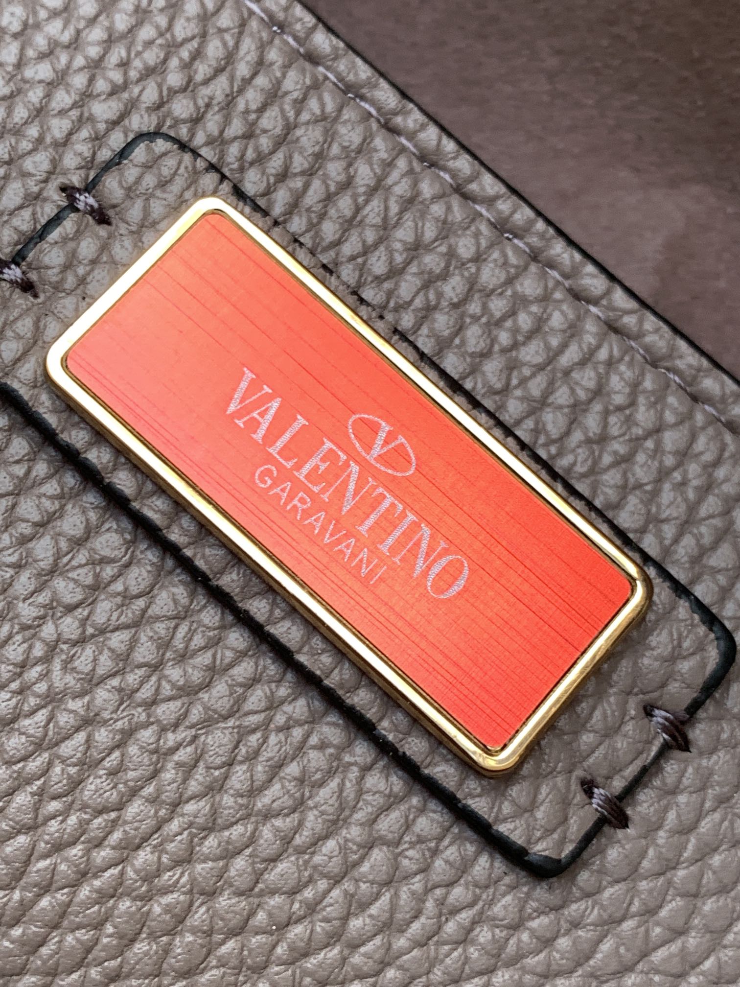 🆕爆款回货❤柔软粒面小牛皮手袋，饰有金属VLOGO SIGNATURE 细节。得益于可拆卸提手和皮革肩带