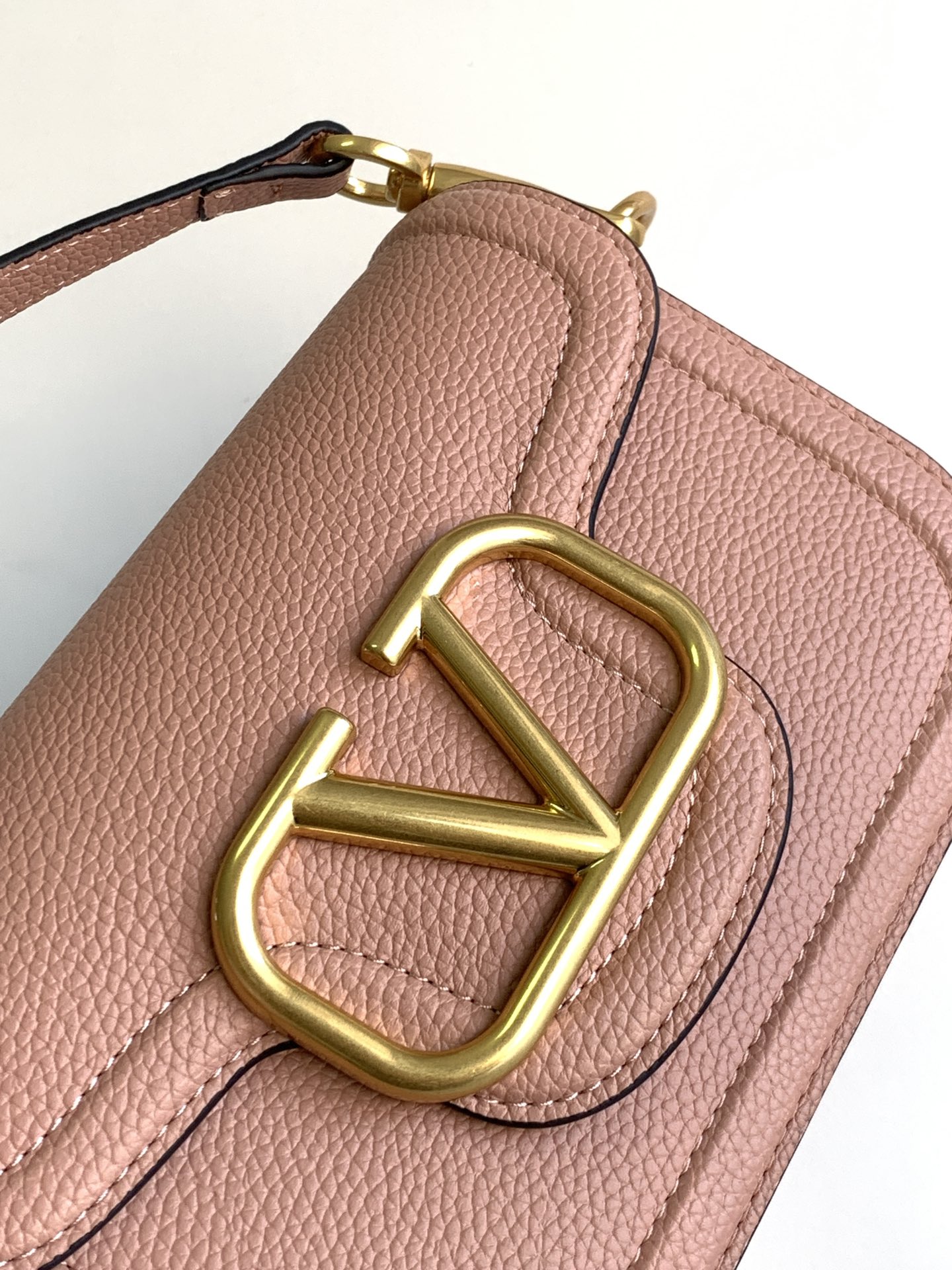 🆕爆款回货❤柔软粒面小牛皮手袋，饰有金属VLOGO SIGNATURE 细节。得益于可拆卸提手和皮革肩带