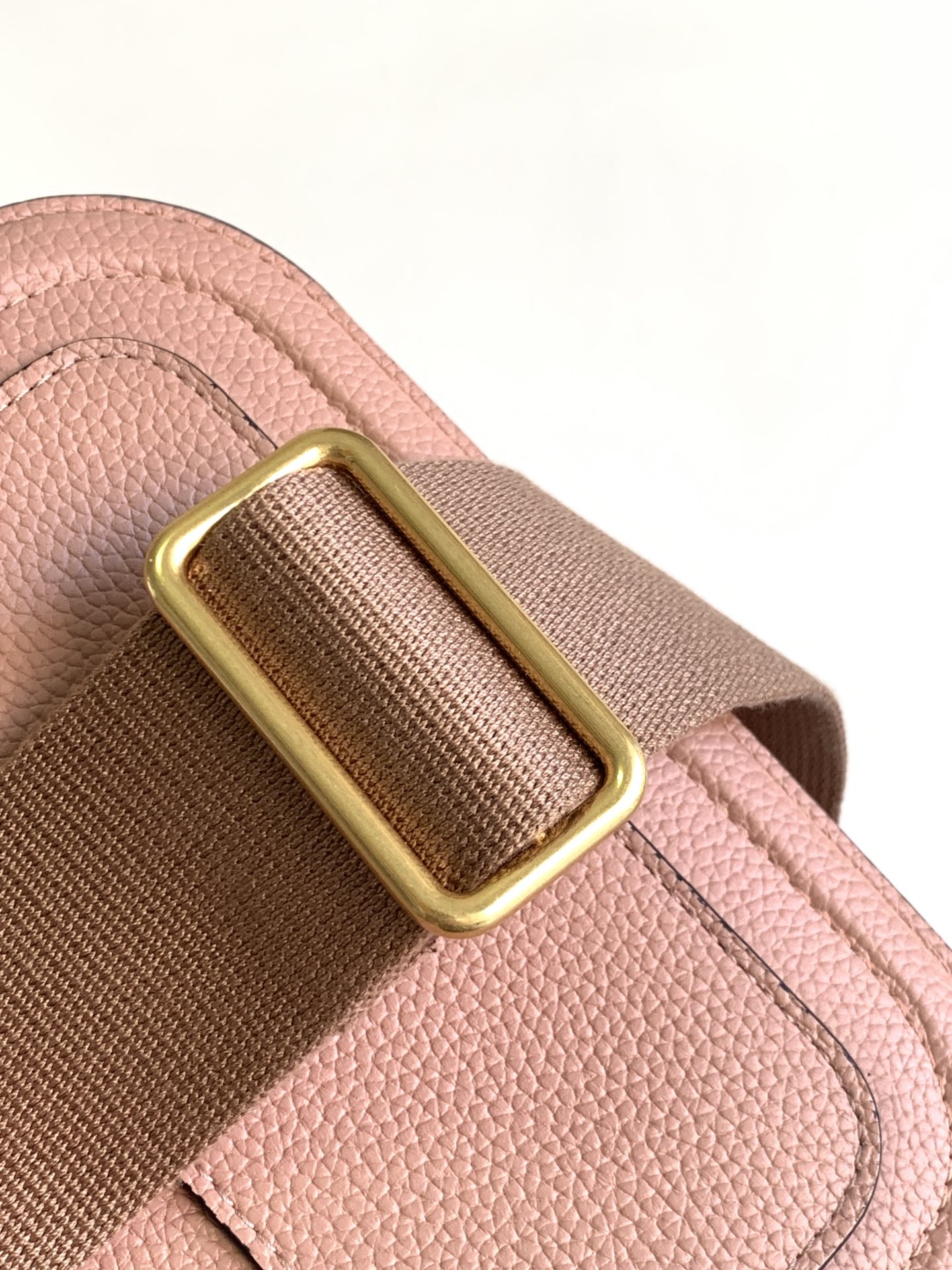 🆕爆款回货❤柔软粒面小牛皮手袋，饰有金属VLOGO SIGNATURE 细节。得益于可拆卸提手和皮革肩带