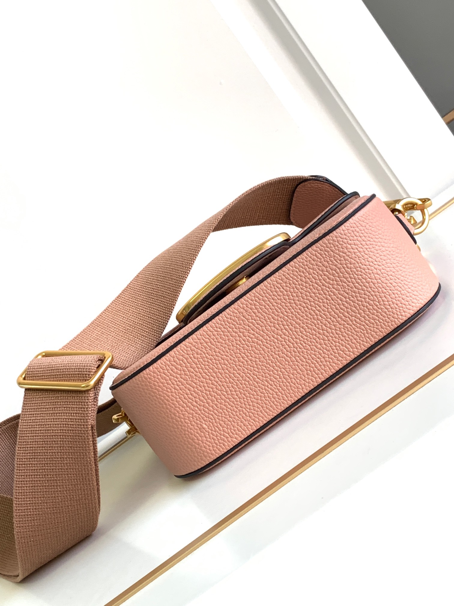 🆕爆款回货❤柔软粒面小牛皮手袋，饰有金属VLOGO SIGNATURE 细节。得益于可拆卸提手和皮革肩带