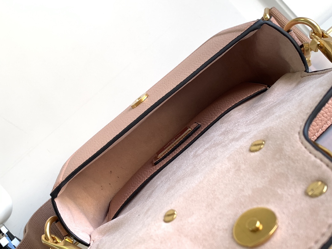 🆕爆款回货❤柔软粒面小牛皮手袋，饰有金属VLOGO SIGNATURE 细节。得益于可拆卸提手和皮革肩带