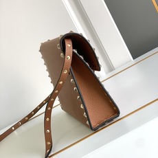 🆕Valenti** Garavani Rockstud 荔枝纹小牛皮斜挎包,标志性的钩扣开合设计-金属 🆕Valenti** Garavani Rockstud 荔枝纹小牛皮斜挎包,标志性的钩扣开合设计-金属