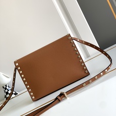 🆕Valenti** Garavani Rockstud 荔枝纹小牛皮斜挎包,标志性的钩扣开合设计-金属 🆕Valenti** Garavani Rockstud 荔枝纹小牛皮斜挎包,标志性的钩扣开合设计-金属