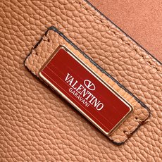 🆕Valenti** Garavani Rockstud 荔枝纹小牛皮斜挎包,标志性的钩扣开合设计-金属 🆕Valenti** Garavani Rockstud 荔枝纹小牛皮斜挎包,标志性的钩扣开合设计-金属