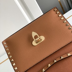 🆕Valenti** Garavani Rockstud 荔枝纹小牛皮斜挎包,标志性的钩扣开合设计-金属 🆕Valenti** Garavani Rockstud 荔枝纹小牛皮斜挎包,标志性的钩扣开合设计-金属