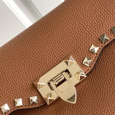 🆕Valenti** Garavani Rockstud 荔枝纹小牛皮斜挎包,标志性的钩扣开合设计-金属 🆕Valenti** Garavani Rockstud 荔枝纹小牛皮斜挎包,标志性的钩扣开合设计-金属