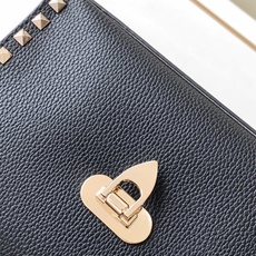 🆕Valenti** Garavani Rockstud 荔枝纹小牛皮斜挎包,标志性的钩扣开合设计-金属 🆕Valenti** Garavani Rockstud 荔枝纹小牛皮斜挎包,标志性的钩扣开合设计-金属