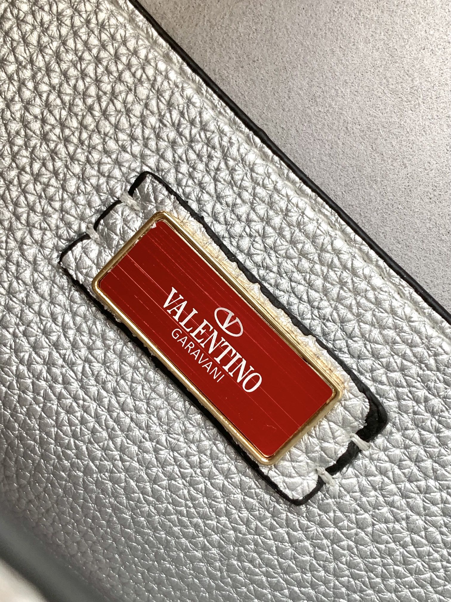 🆕Valenti** Garavani Rockstud 荔枝纹小牛皮斜挎包，标志性的钩扣开合设计-金属