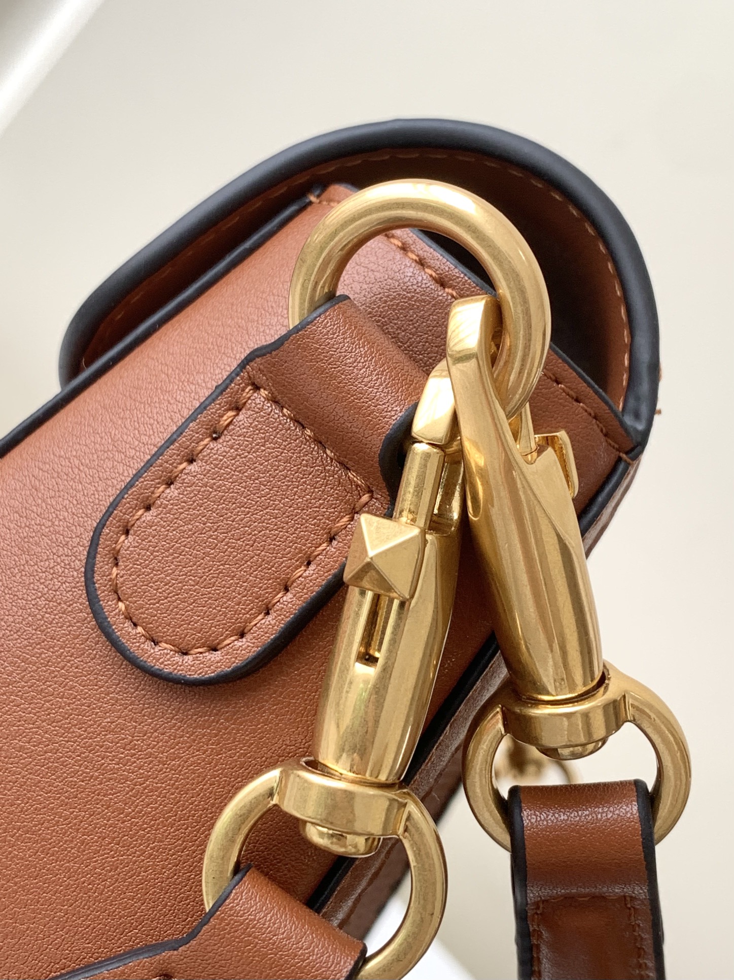 Valentino 🆕🆕春夏编织系列～ 包身采用天然编织打造，纯手工制作，交织形成的空隙营造出清透质感、