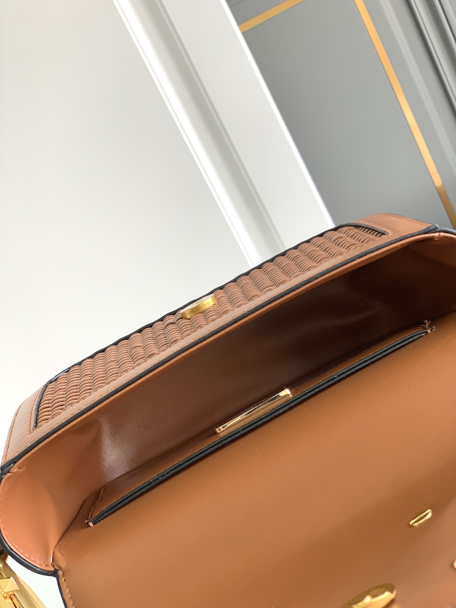 Valentino 🆕🆕春夏编织系列～ 包身采用天然编织打造，纯手工制作，交织形成的空隙营造出清透质感、